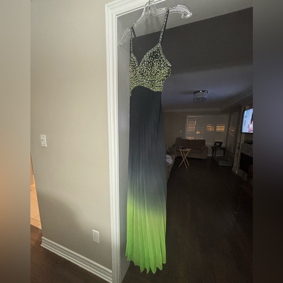 Formal women’s dress - Picture 3 of 4